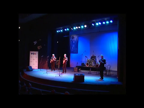 Scena Teatru Ludowego z zespołem w pełnym planie - kadr z materiału wideo